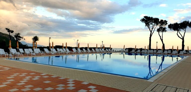 La piscina del Residence al tramonto, con il mare sullo sfondo