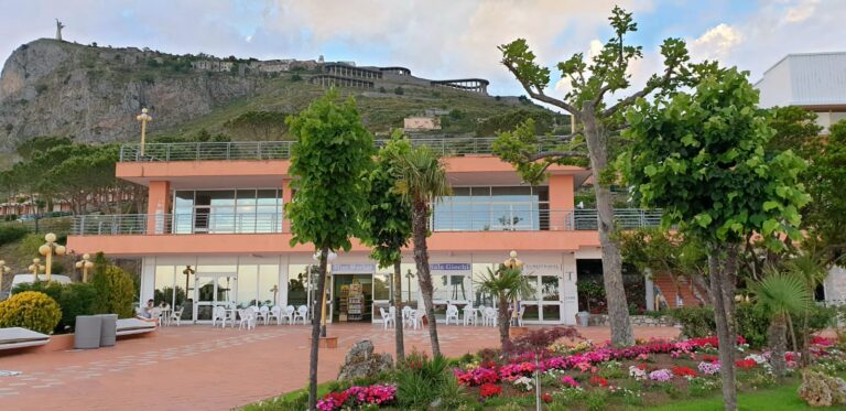 Il residence tra il verde e la piscina