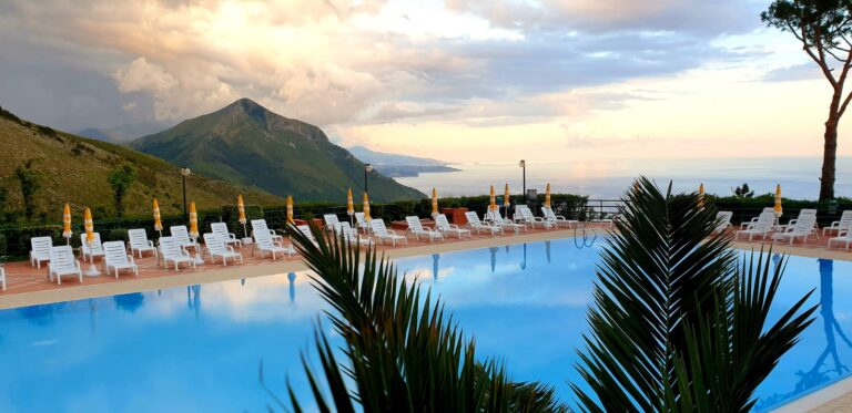 Piscina con vista sul golfo